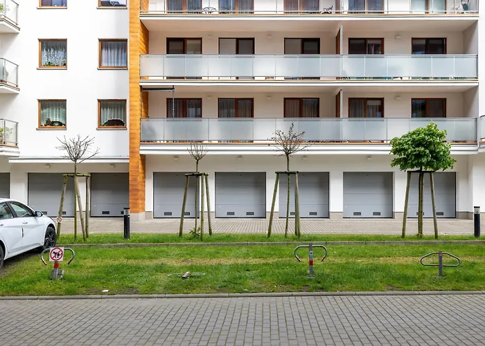 Duży Apartament z Parkingiem i Balkonem w Kołobrzegu by Noclegi Renters